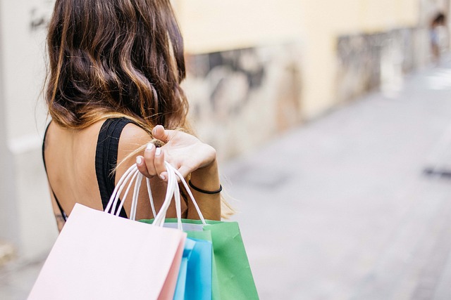 Un produit peut-il coûter plus cher en magasin que sur la boutique en ligne ?